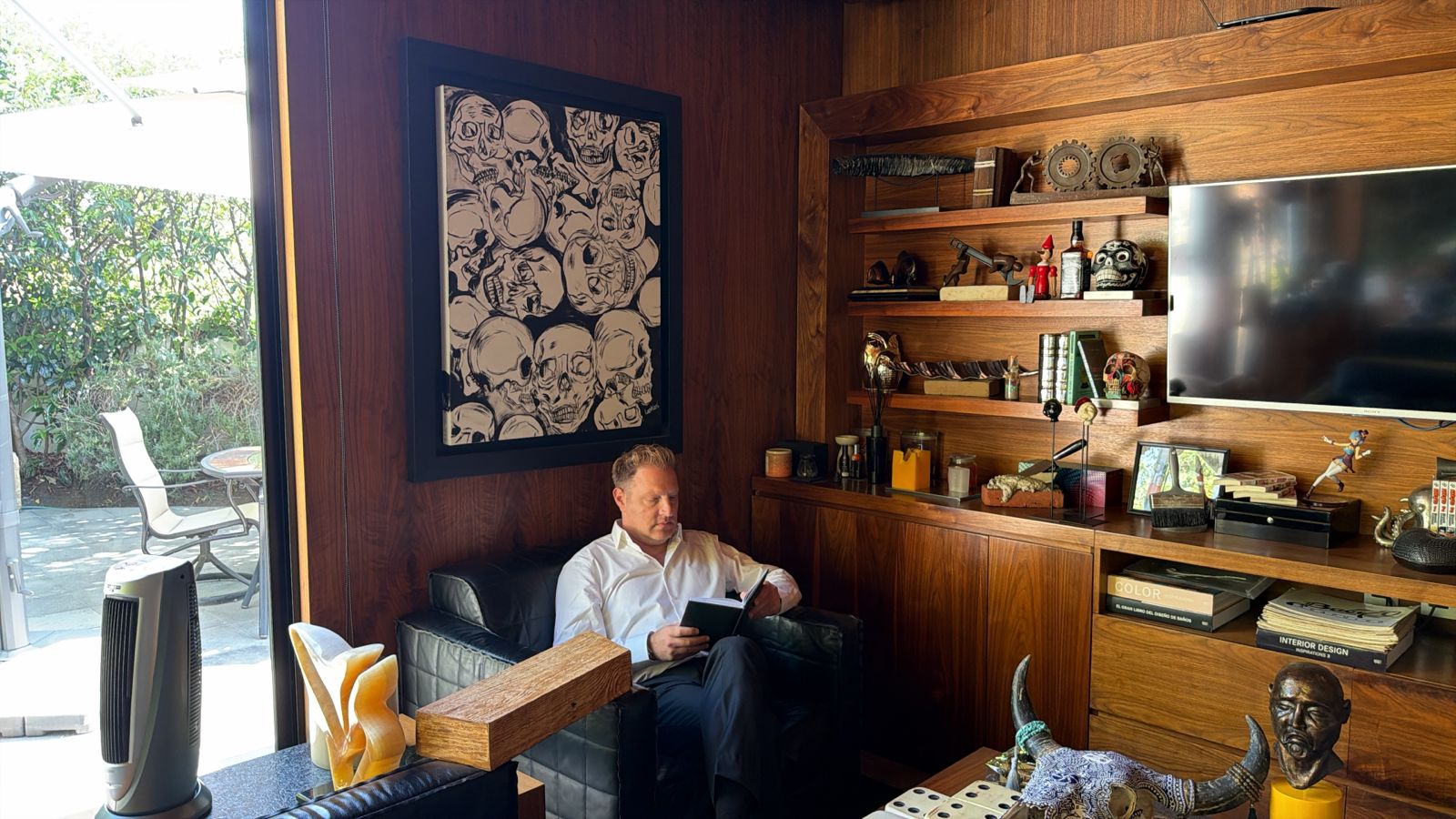 Miguel Serio Sucar leyendo en su estudio