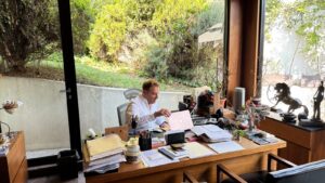 Miguel Omar Serio Sucar revisando su demanda juridica