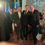 fiesta de Miguel Omar serio sucar con un traje